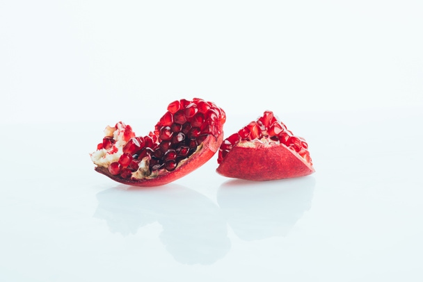 pomegranate pieces - Φωτογραφία, εικόνα