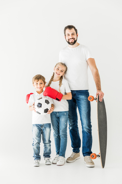 padre e hijos con equipo deportivo
 - Foto, Imagen
