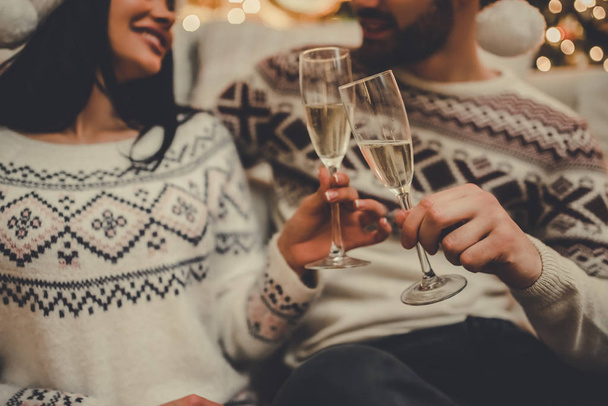 Couple celebrating New Year at home - Foto, afbeelding