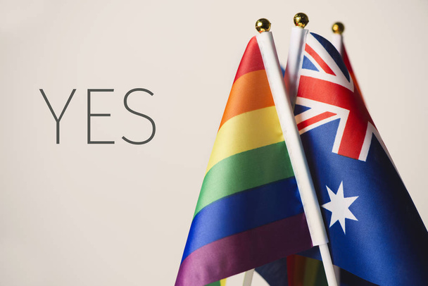 szót igen és ausztrál és szivárványos zászlókat - Fotó, kép