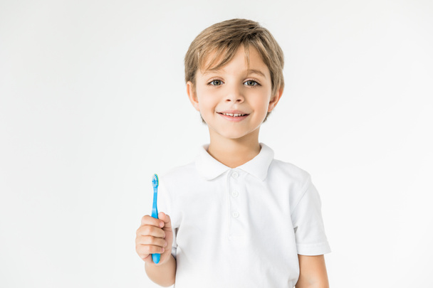 chłopak trzymając szczoteczkę do zębów - Zdjęcie, obraz