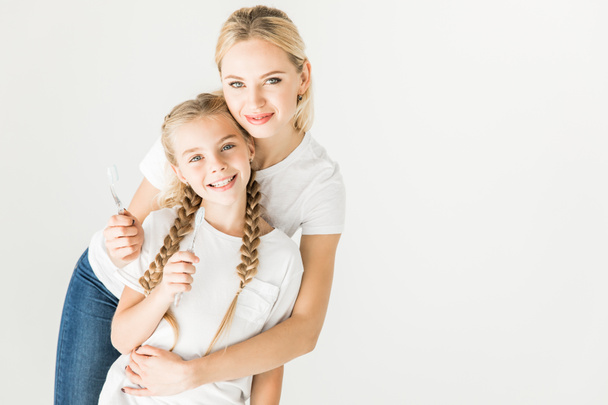 madre e figlia con spazzolini da denti
 - Foto, immagini