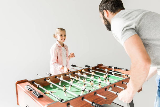 otec a dcera hraje fotbal - Fotografie, Obrázek
