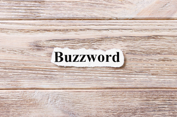 Palabra de moda de la palabra en papel. concepto. Palabras de Buzzword sobre un fondo de madera
 - Foto, imagen