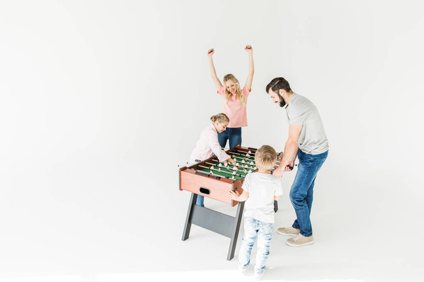 Familie spielt Tischkicker - Foto, Bild