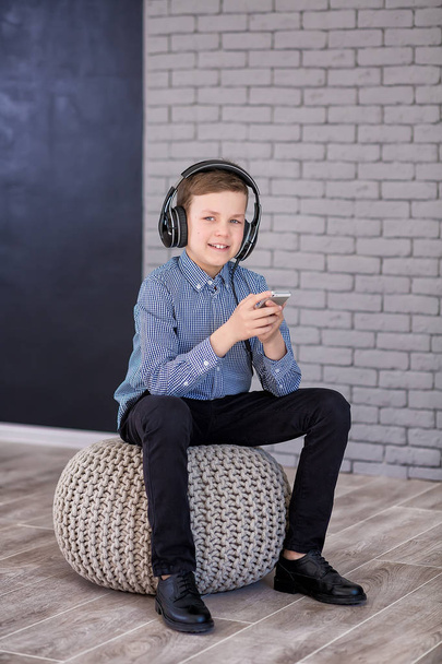 Relax and listening music concept. European boy fill the bit. Boy in casual wear. - Foto, Bild