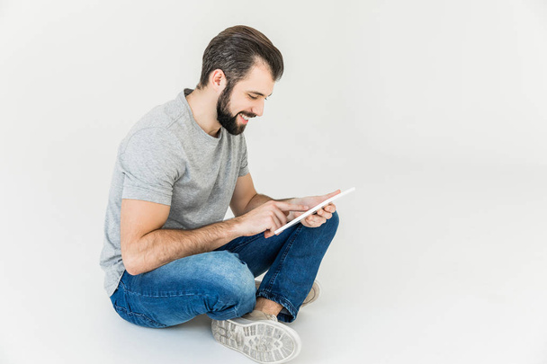 Hombre usando tableta digital - Foto, imagen