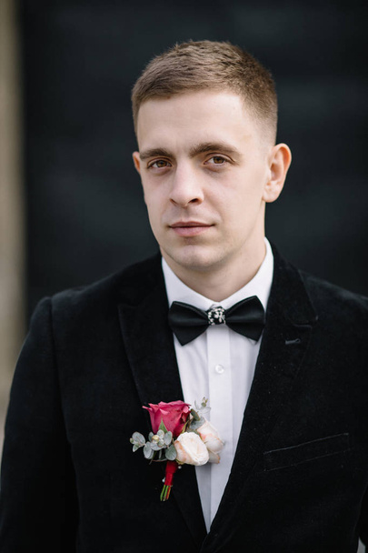 Handsome groom with bow-tie  - Foto, imagen
