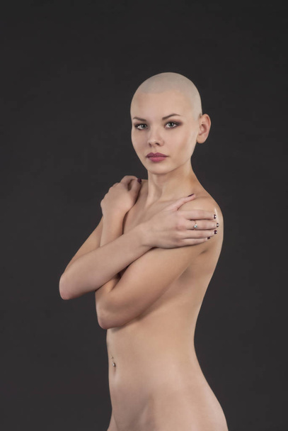 Emotional portrait of a naked girl shaved bald. - Foto, afbeelding