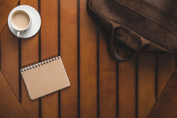 δερμάτινη τσάντα, το σημειωματάριο και καφέ - Φωτογραφία, εικόνα