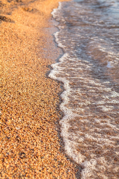Мягкая волна моря на песчаном пляже - Фото, изображение