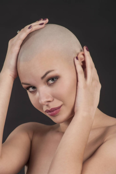 Emotional portrait of a naked girl shaved bald. - Zdjęcie, obraz