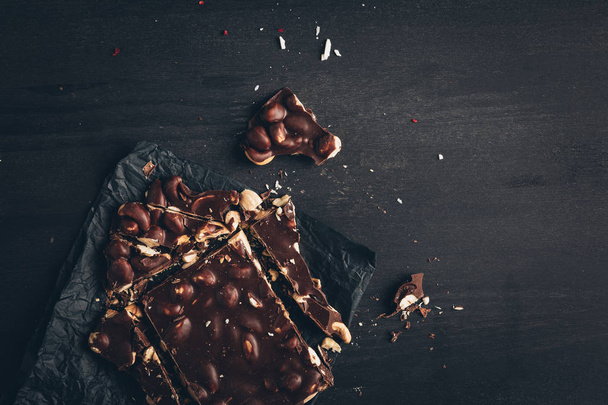 pure chocolade met noten stukken - Foto, afbeelding