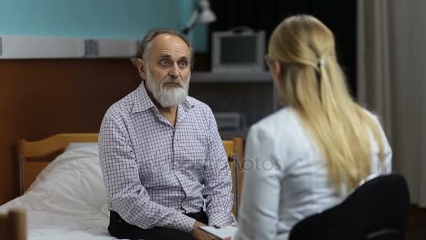 Opieka lekarza mówiąc złe wieści dla pacjenta - Materiał filmowy, wideo