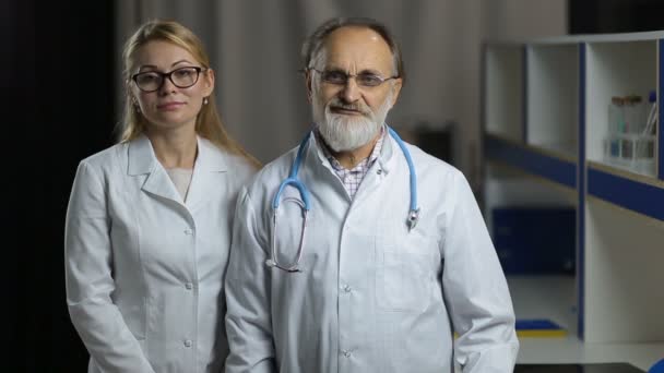 Портрет усміхнених докторів в лікарняному кабінеті
 - Кадри, відео