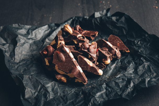 темный шоколад с орехами
 - Фото, изображение