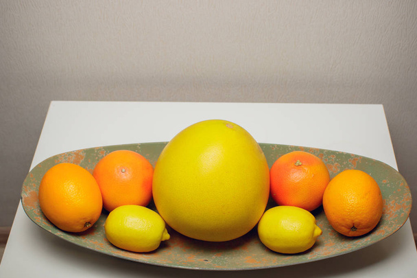 citrus pomelo grapefruit orange lemon plate - Foto, Imagem