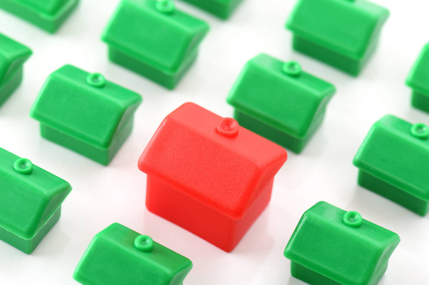 Grande maison rouge se détachant des petites maisons vertes
 - Photo, image