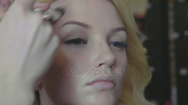 Nuori meikki taiteilija soveltamalla peitevoide malleihin kasvot
. - Materiaali, video