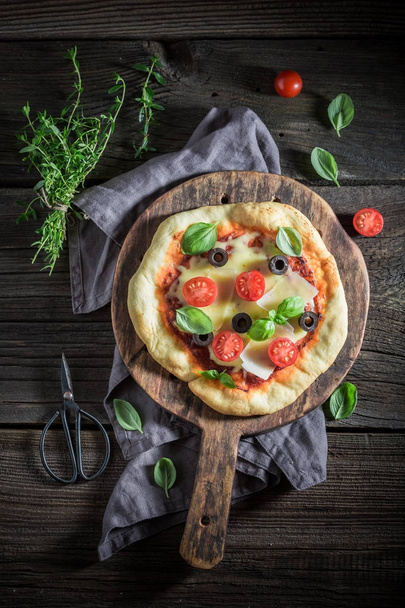 Yummy pizza made of cheese, tomatoes and herbs - Foto, Bild