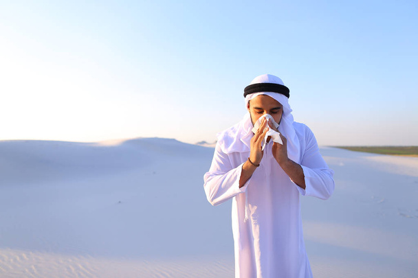 Arap adam hoş olmayan duyumlar ile soğuk, m içinde ayakta hissediyor - Fotoğraf, Görsel