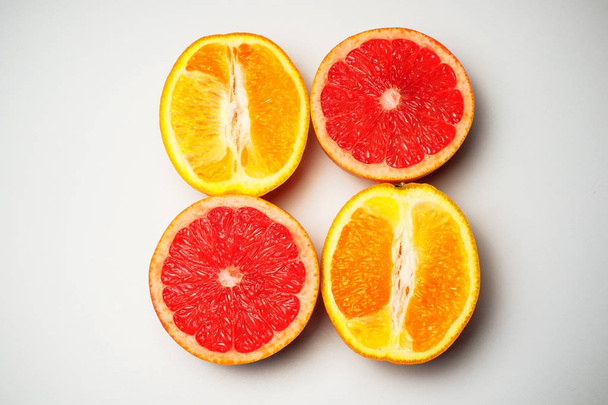 agrumi isolati pompelmo arancia frutta fresca
 - Foto, immagini