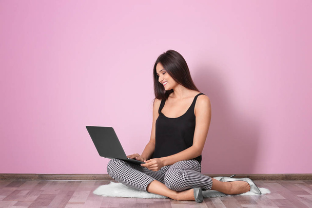 Young woman with laptop - Foto, Bild