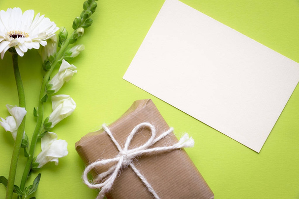 Kwiaty z karty wiadomość i prezent - Zdjęcie, obraz