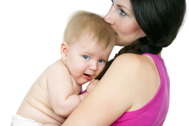 όμορφη μητέρα γυμνή εκμετάλλευση μωρό στην αγκαλιά της - Φωτογραφία, εικόνα