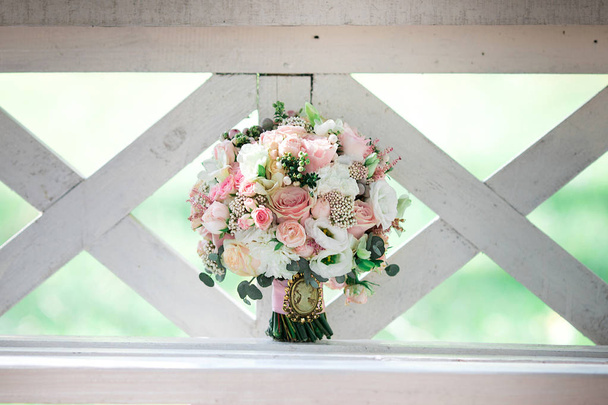 весільний букет з різнокольоровими квітами. Весільні деталі
 - Фото, зображення