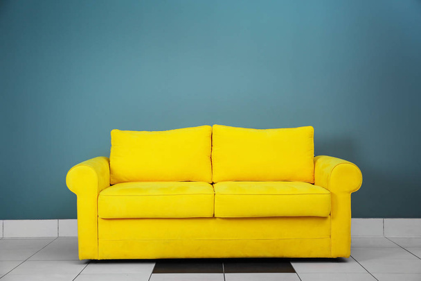 удобный диван с подушками  - Фото, изображение