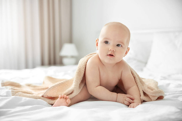 chlapec s ručníkem na posteli - Fotografie, Obrázek