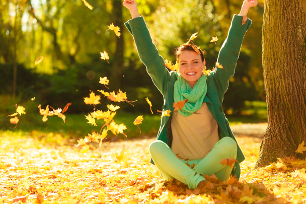 Šťastná žena, házení na podzim listy v parku - Fotografie, Obrázek