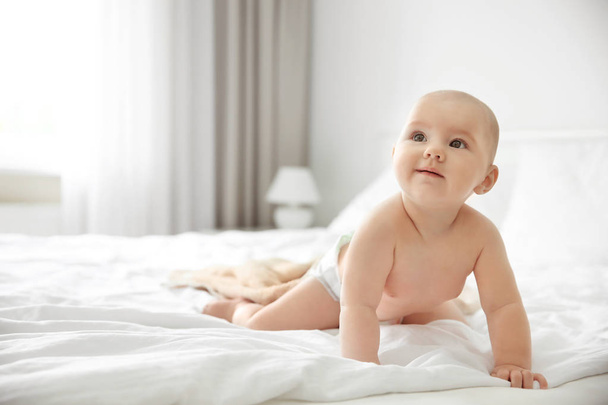 baby boy on bed - Foto, afbeelding