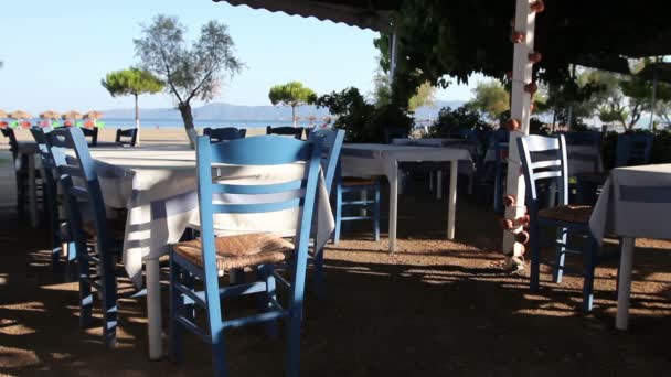 am frühen Morgen traditionelle bunte Taverne Restaurant am Strand - Filmmaterial, Video