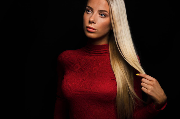 Portrét krásné blond ženy v červených šatech s černým mezi - Fotografie, Obrázek