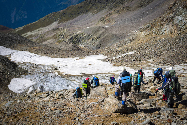 Turistas en las montañas del Cáucaso
 - Foto, Imagen