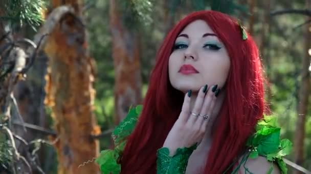 Gyönyörű lány pózol az erdő szuperhős jelmez. Cosplay-női karakter - Felvétel, videó