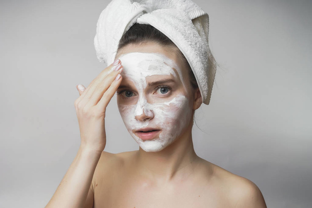 woman gets white mask on the face,applying scrub - Foto, Bild