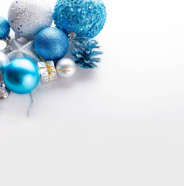 Χριστούγεννα μπλε και ασημί μπάλες, δώρα. - Φωτογραφία, εικόνα