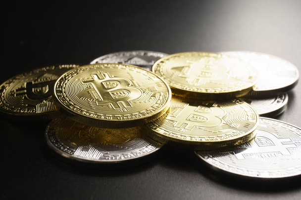 hromada mincí bitcoin na černém pozadí - Fotografie, Obrázek