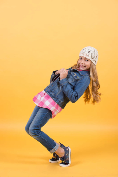 Girl model with long blond hair smile and balance tiptoe - Foto, afbeelding