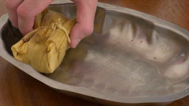 Riempire un vassoio con tamales per servire tiro laterale
 - Filmati, video