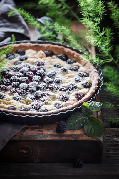 Delicious and sweet tart with blackberries with caster cugar - Foto, Bild