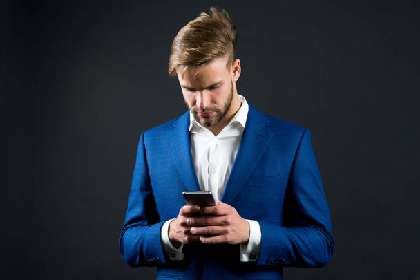 Man in formal outfit with mobile phone. - Foto, afbeelding