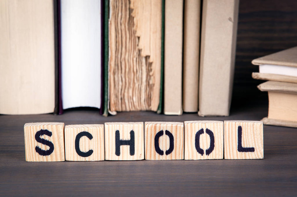 escuela, letras de madera en la mesa de madera. Educación, éxito y comunicación
 - Foto, imagen