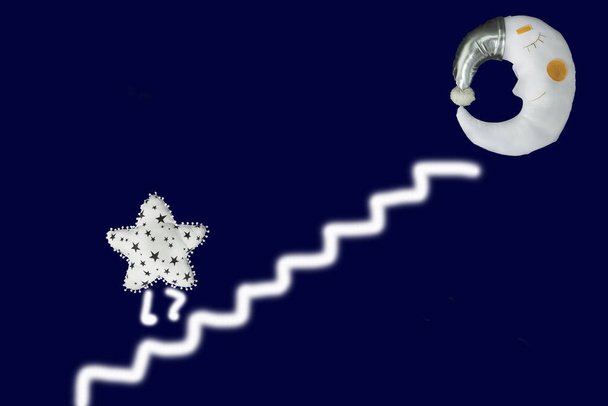 Estrella blanca sube las escaleras a la luna dormida en gorro de plata sobre fondo azul marino
 - Foto, Imagen