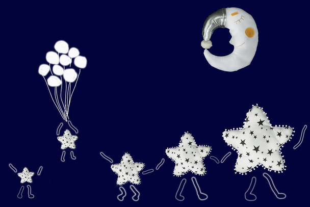Stelle bianche famiglia si tengono per mano e camminando sotto la luna addormentata, piccole stelle vola con palloncini su sfondo blu navy
 - Foto, immagini