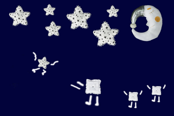 Pequeña estrella salta a tres cuadrados blancos bajo el grupo de estrellas y la luna dormida sobre fondo azul marino
 - Foto, Imagen