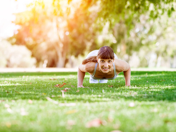 Young woman exercising in the park - Foto, Imagem